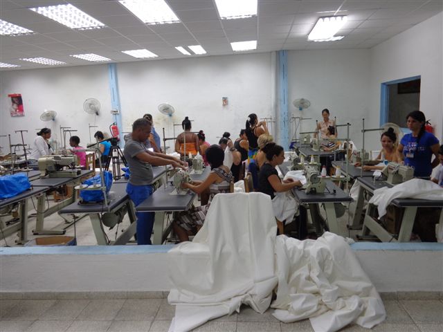 Las máquinas bordadora y alforzadoras de alta tecnología es un despegue en la productividad. Foto: Lourdes Rey