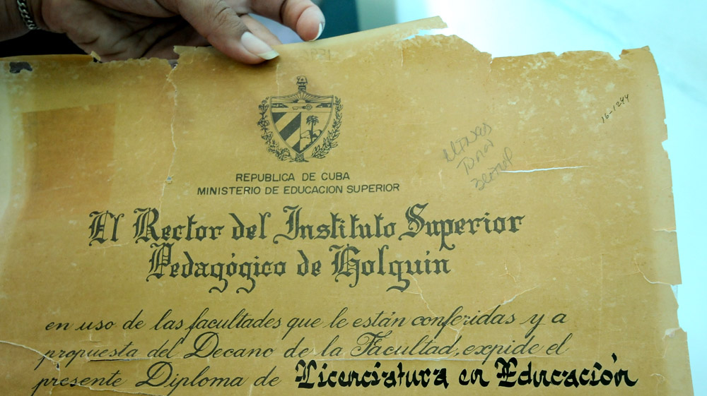 Las certificaciones docentes con algún signo de cristalización, remiendos con cinta adhesiva, transparente o de otro tipo, manchas, borrones, tachaduras o rasgados por alguna de sus partes corren el riesgo de no poder ser legalizadas.