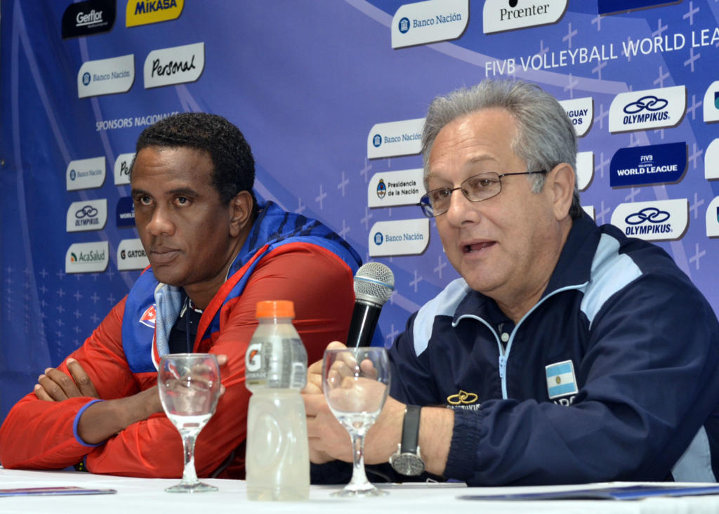 El DT cubano Rodolfo Sánchez junto a Velasco en la conferencia de prensa. 