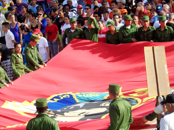 Jóvenes, combatientes y el pueblo de Santa Clara desfilaron esta mañana rememorando su ejemplo.