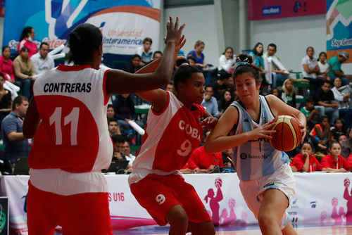 Cuba derrotó este domingo a Argentina para quedarse con el quinto puesto del campeonato continental. Fotos: Javier Palacios/ FIBA Américas.