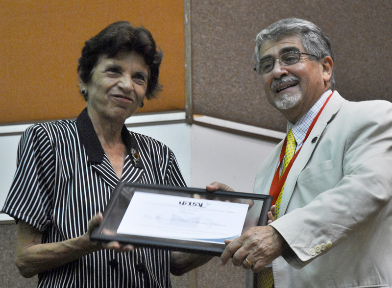 La investigadora Elvira del Pilar Martín Sabina recibió de manos del Doctor Roberto Escalante Semerena, secretario general de la Unión de Universidades de América Latina y el Caribe (Udual) el Premio Carlos Martínez Durán. Foto: Agustín Borrego