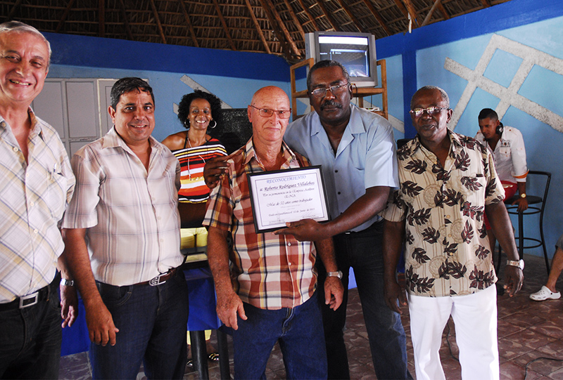 Roberto Rodríguez Villalobos (al centro) recibió el homenaje como trabajador activo con más de 50 años de labor en los astilleros.
