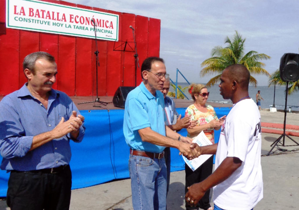 Trabajadores destacados de diferentes entidades del país fueron estimulados. Foto: Barreras Ferrán.