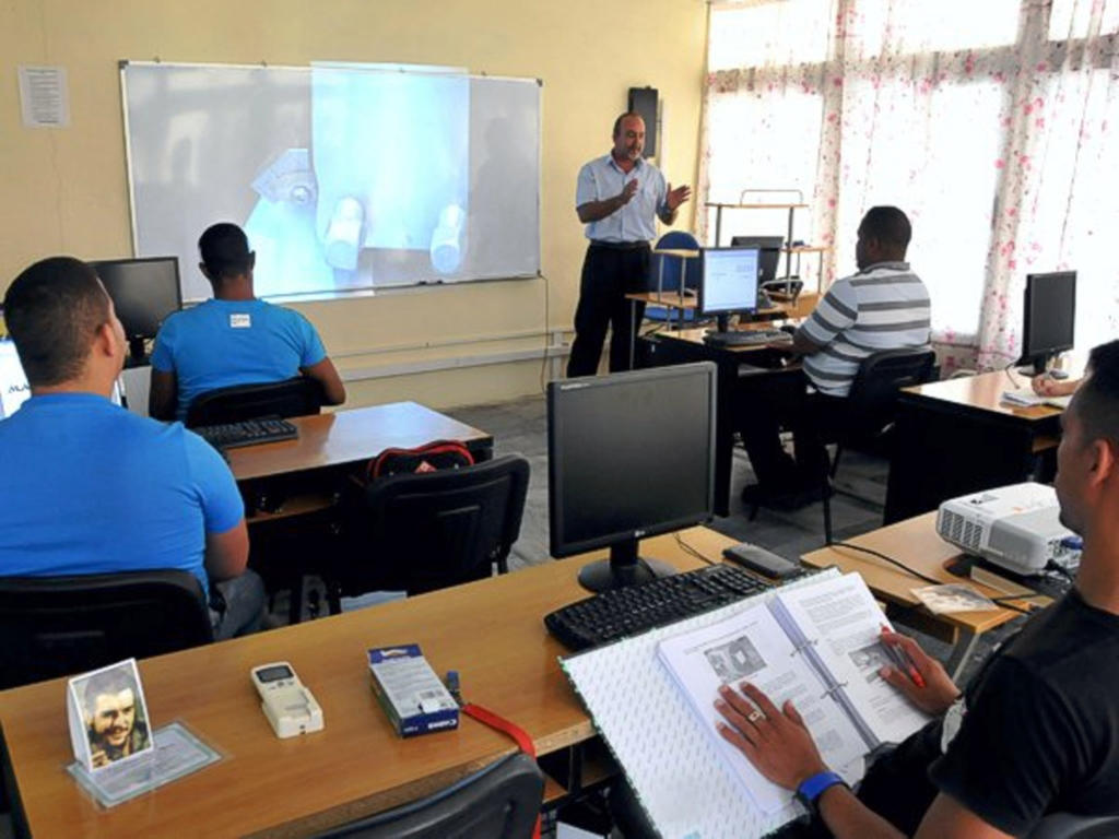 El centro tiene capacidad para 130 alumnos en cada etapa. En la foto, trabajadores de diferentes entidades en uno de los cursos. / | Fotos: Juan Carlos Dorado