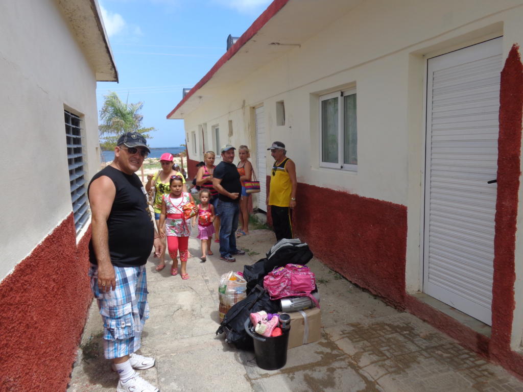 Dos horas después de su llegada, los campistas aguardaban impacientes por la entrada. Foto: Manuel Valdés Paz