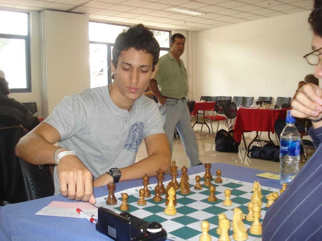 Carlos Hevia recibió el título de Gran Maestro en una sencilla ceremonia durante el Cincuenta Capablanca in Memorian