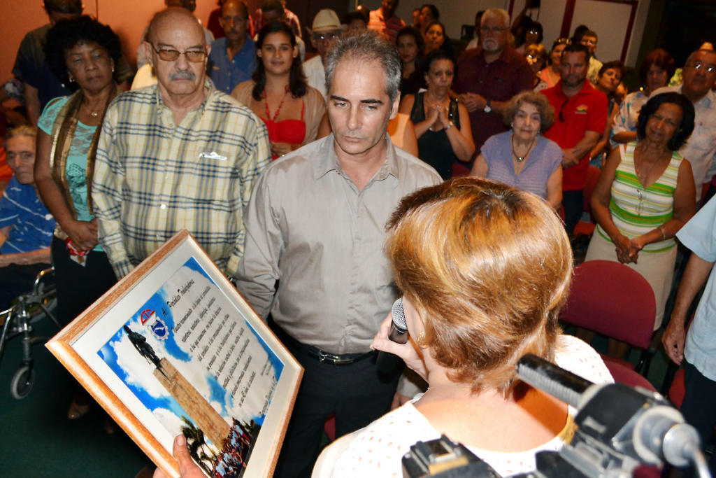 Carmen Rosa López Rodríguez, segunda secretaria de la CTC Nacional, entregó al colectivo del periódico Trabajadores un reconocimiento especial por los 45 años de la fundación. Foto: Eddy Martin
