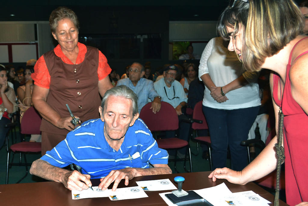 Jorge Luis Canela Ciurana, ex director de Trabajadores, participa en la cancelación especial de un sello postal conmemorativo. Foto: Eddy Martin
