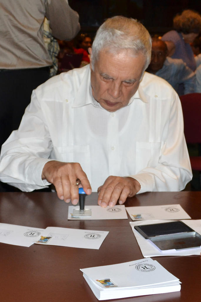 Rolando Alfonso Borges, jefe de Departamento Ideológico del Comité Central del Partido Comunista de Cuba, participa en la cancelación especial de un sello postal conmemorativo. Foto: Eddy Martin