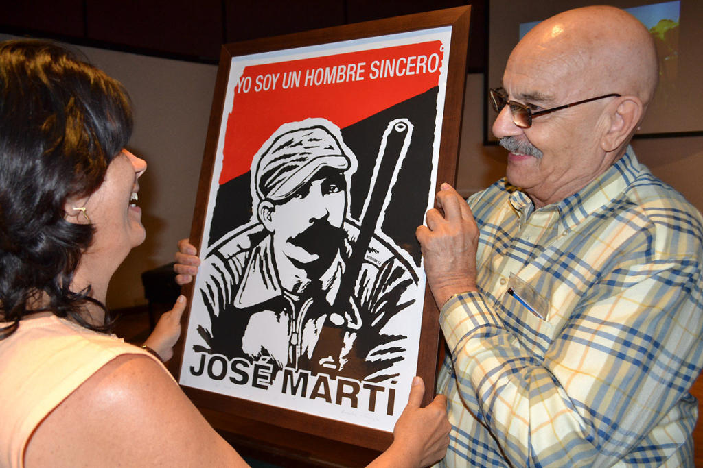 Trabajadores también recibió un diploma acreditativo de la Unión de Periodistas de Cuba. Foto: Eddy Martin 