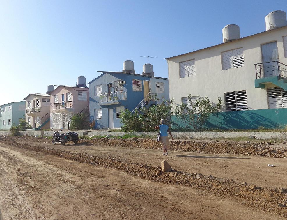 No cesan las mejoras para Onayda y sus vecinos: a las puertas de sus casas se trabaja en un tramo de la avenida Patria, vial de enlace entre la Plaza de la Revolución y el cementerio Santa Ifigenia. Foto: De la autora