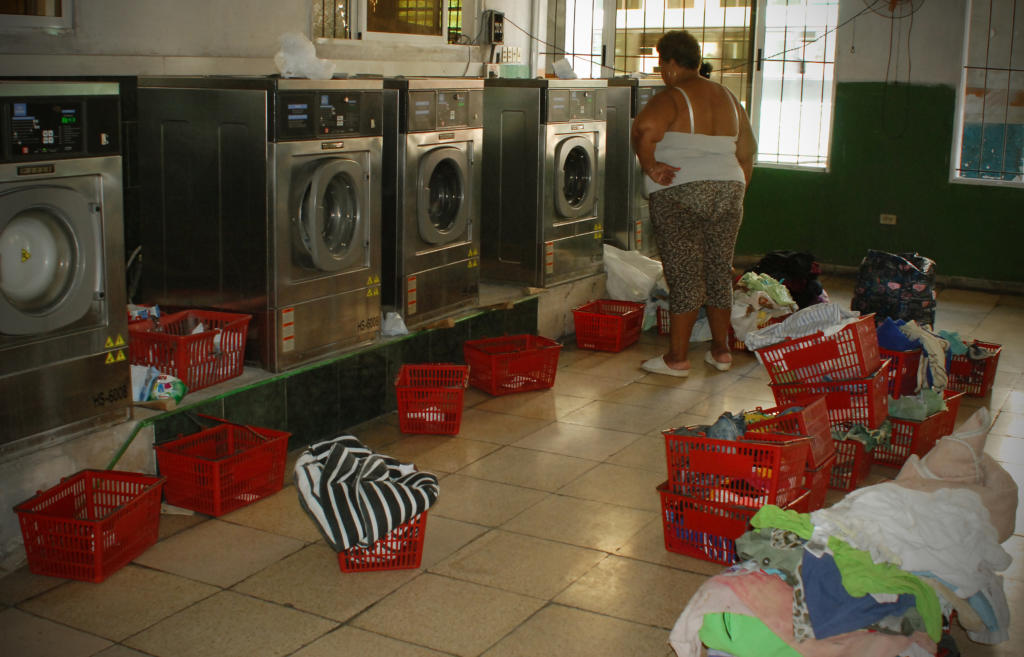 En el autoservicio El Guerrillero, en la calle Monte, solo funcionan tres lavadoras. Foto: Heriberto González