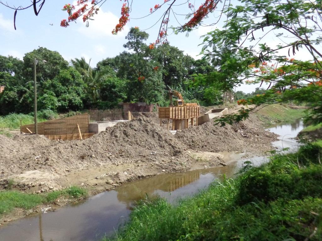 Por ahora los constructores laboran en la disposición de los pilares que darán el soporte al puente. Foto: Gretel Díaz Montalvo