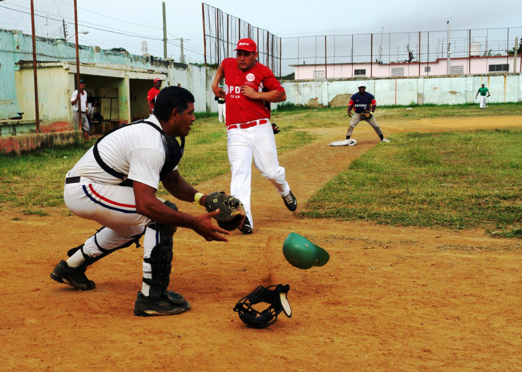En Cienfuegos está muy activo el softbol de los trabajadores.  | Foto: Isel Morfa