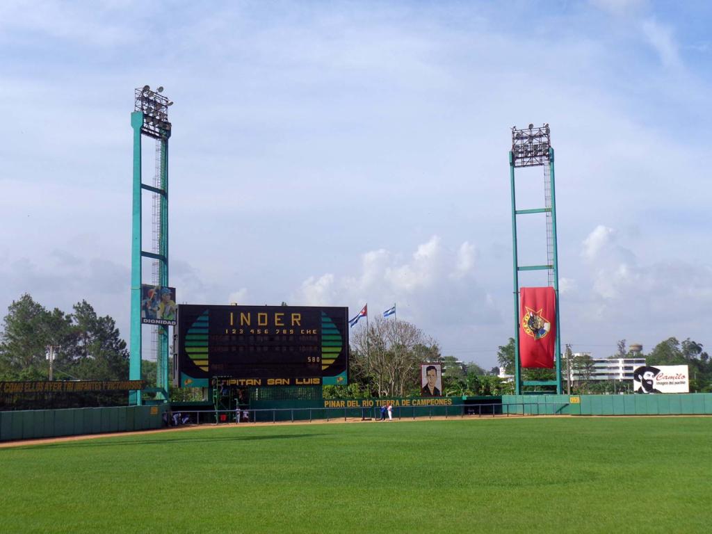 El estadio Capitán San Luis, el hogar de los campeones de la pasada Serie del Caribe, los Vuegeros de Pinar del Río, acogió este martes uno de los partidos del tope entre Cuba y Nicaragua. Foto: Eduardo González Martínez