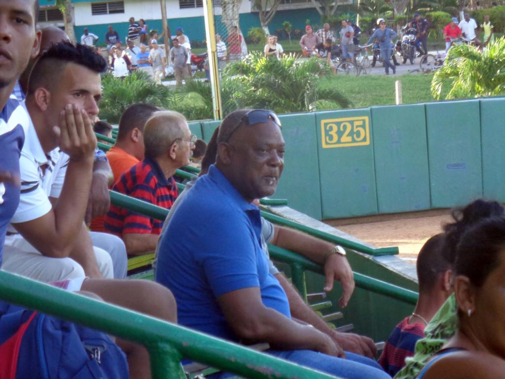 Entre los presentes, en las gradas, disfrutó del juego el Señor Pelotero, el pinareño Luis Giraldo Casanova. Foto: Eduardo González Martínez