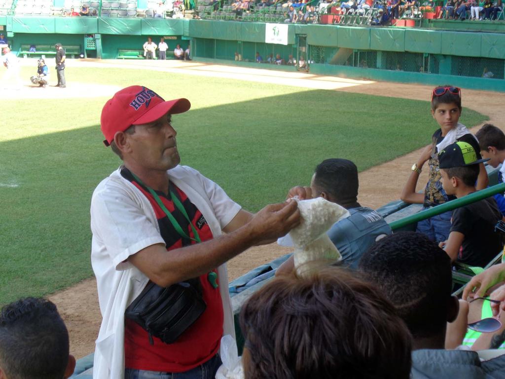 Los vendedores ambulantes aprovechan la ocasión para ofrecer sus mercancías. Foto: Eduardo González Martínez