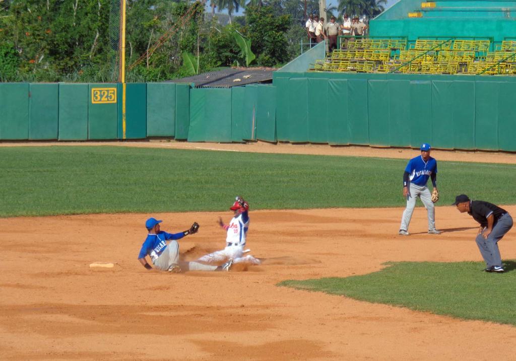 El equipo cubano dejó varios hombres en circulación a lo largo de las nueve entradas del juego. Foto: Eduardo González Martínez