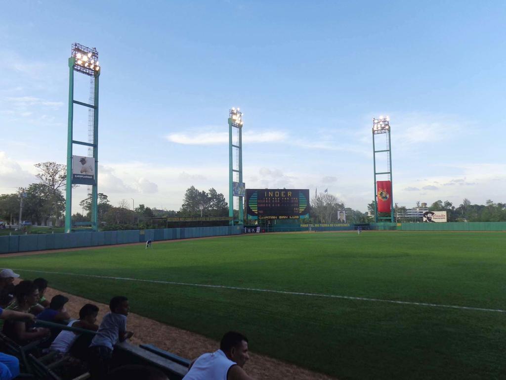 El juego comenzó a las cinco y quince minutos de la tarde y se extendió hasta el momento en que fue necesario prender las luces. Foto: Eduardo González Martínez