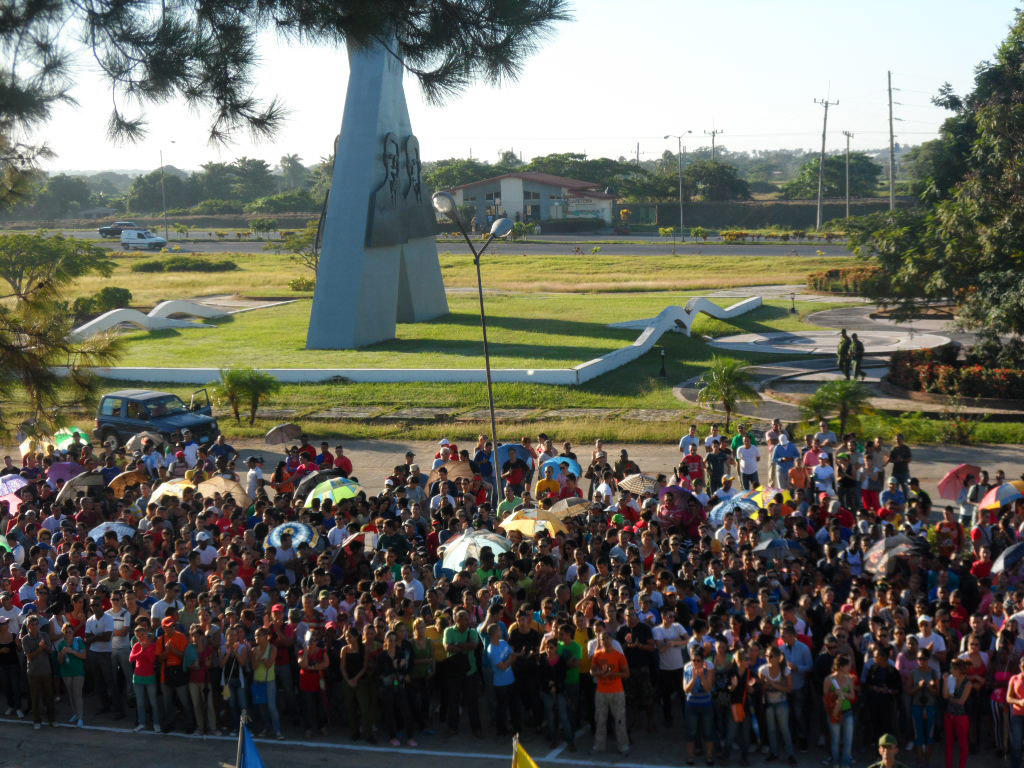 En la foto, estudiantes y trabajadores de la Universidad de Pinar del Río Hermanos Saíz Montes de Oca, uno de los tres centros que se fusionan. Fotos: Eduardo González Martínez
