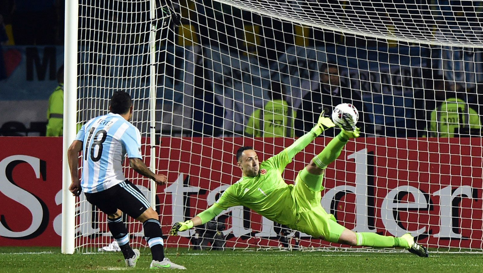 Carlos Tévez, al momento de cobrar el penal que decidió el partido frente a Colombia. Fotos: ESPN.
