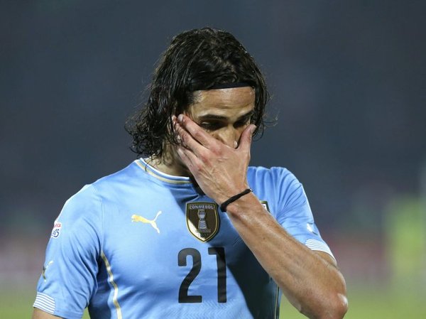Edinson Cavani sucumbió a las burdas provocaciones de Jara y fue expulsado al 63'.