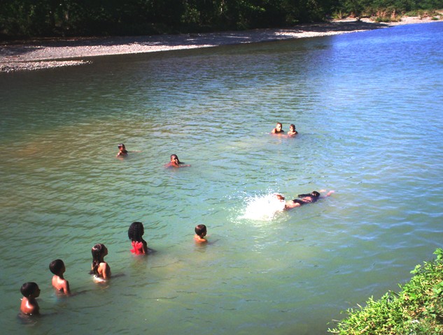 En Baracoa la natación se entrena en el río Miel. Foto Rodny.