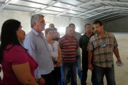 Visita Díaz-Canel Bermúdez futura agencia  de envases plegables en Pinar