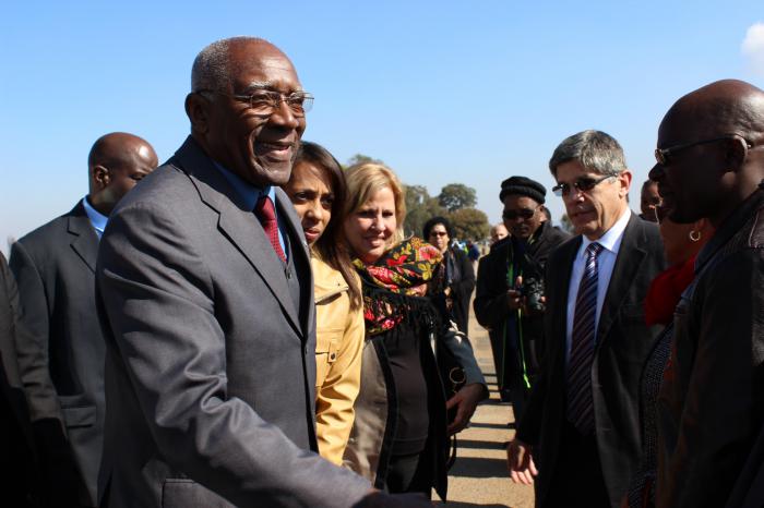 El vicepresidente del Consejo de Estado, Salvador Valdés, llega a Su­dá­frica en visita oficial para asistir a la XXV Cumbre de la UA. Foto: Prensa Latina