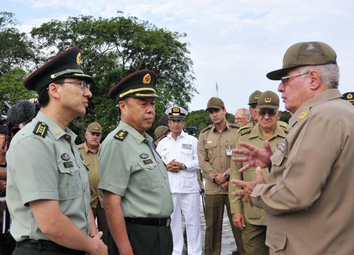 El general de cuerpo de Ejército Álvaro López Miera recibió al Coronel General chino y le explicó la significación del Cacahual para los cubanos. Foto: Juvenal Balán