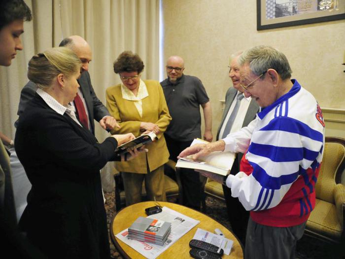 Durante la reciente visita a Moscú con motivo de los festejos por el 70 aniversario de la victoria sobre el fascismo, Raúl se reunió con Leonov y su familia. Foto: Estudios Revolución