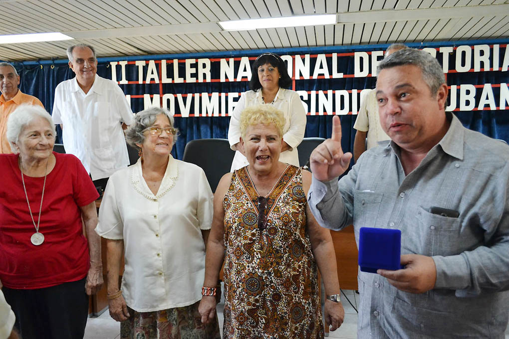 De izquierda a derecha Ana Núñez Machín, Angelina Rojas Blaquier y Lucinda Miranda Fernández, galardonadas con el Sello Aniversario 75 de la CTC por Ulises Guilarte De Nacimiento, secretario general de la organización sindical. | foto: Eddy Martin