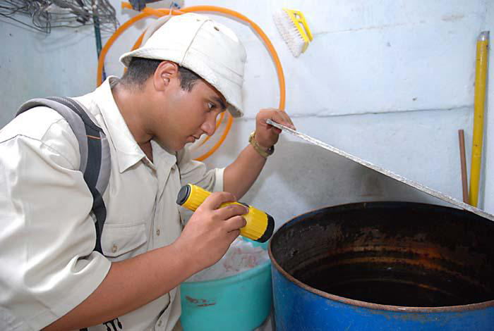 El operario de la campaña hace la inspección minuciosa de la vivienda, pero cada morador es responsable en evitar la proliferación de focos del Aedes. Foto: Otmaro Rodríguez