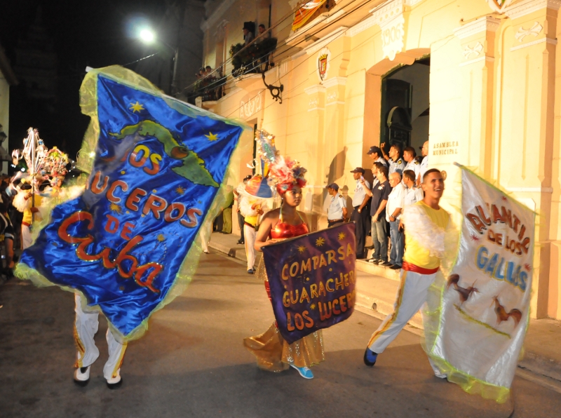 Una vez concluida la lectura del bando rompió un desfile de comparsas y las áreas iniciaron sus festejos. Foto: Otilio Rivero Delgado