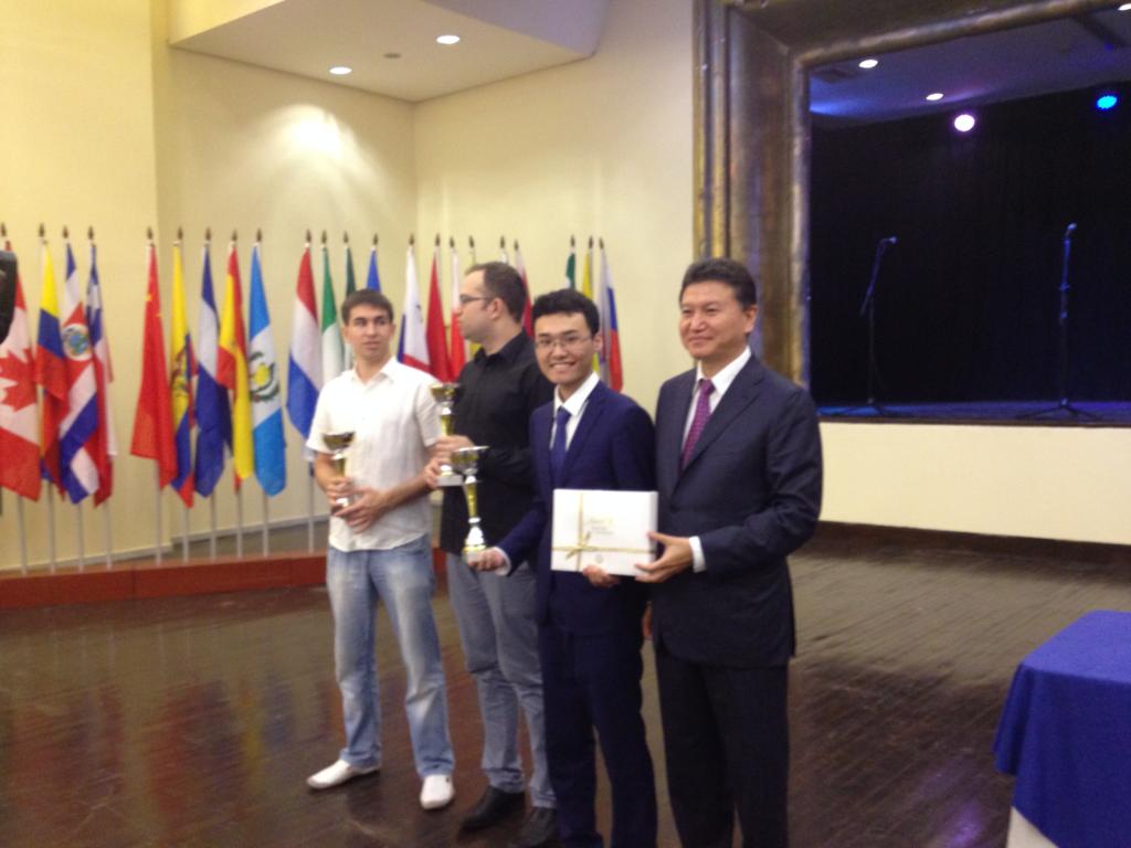 De izquierda a derecha bronce, plata y oro del Grupo Élite, junto al Presidente de la Federación Internacional de Ajedrez.