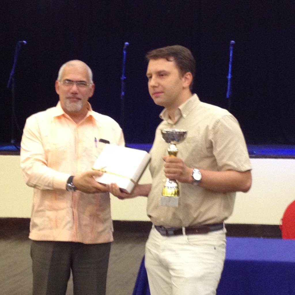 El campeón del Grupo Premier, Vitaly Kunin, recibe los premios de manos del presidente del INDER, Antonio Becalli. 