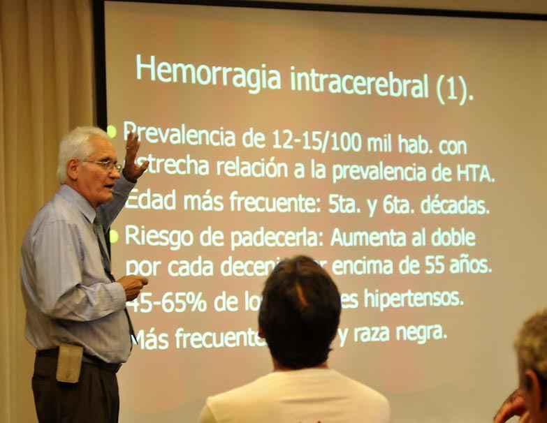 El Doctor Manuel Hernández Meilán es una apasionado del juego ciencia. Foto s José Raúl Rodríguez Robleda.