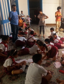 Taller impartido por los artistas brasileños participantes en Acercamientos, con niños de la comunidad.