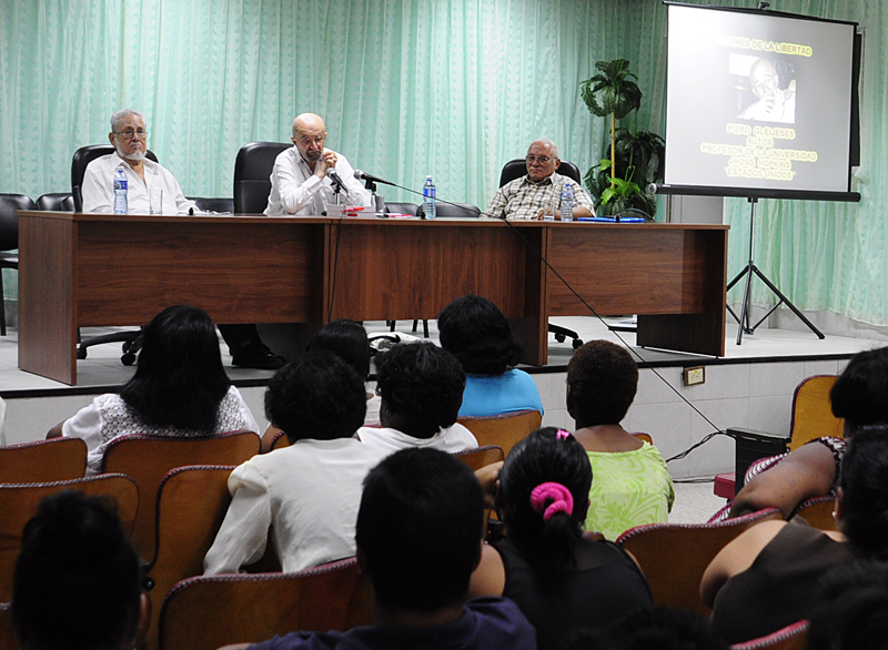 De izquierda a derecha Jorge Risquet Valdes, Piero Gleijeses y Pedro Ross Leal, durante la presentación del libro. Foto: Roberto Carlos Medina