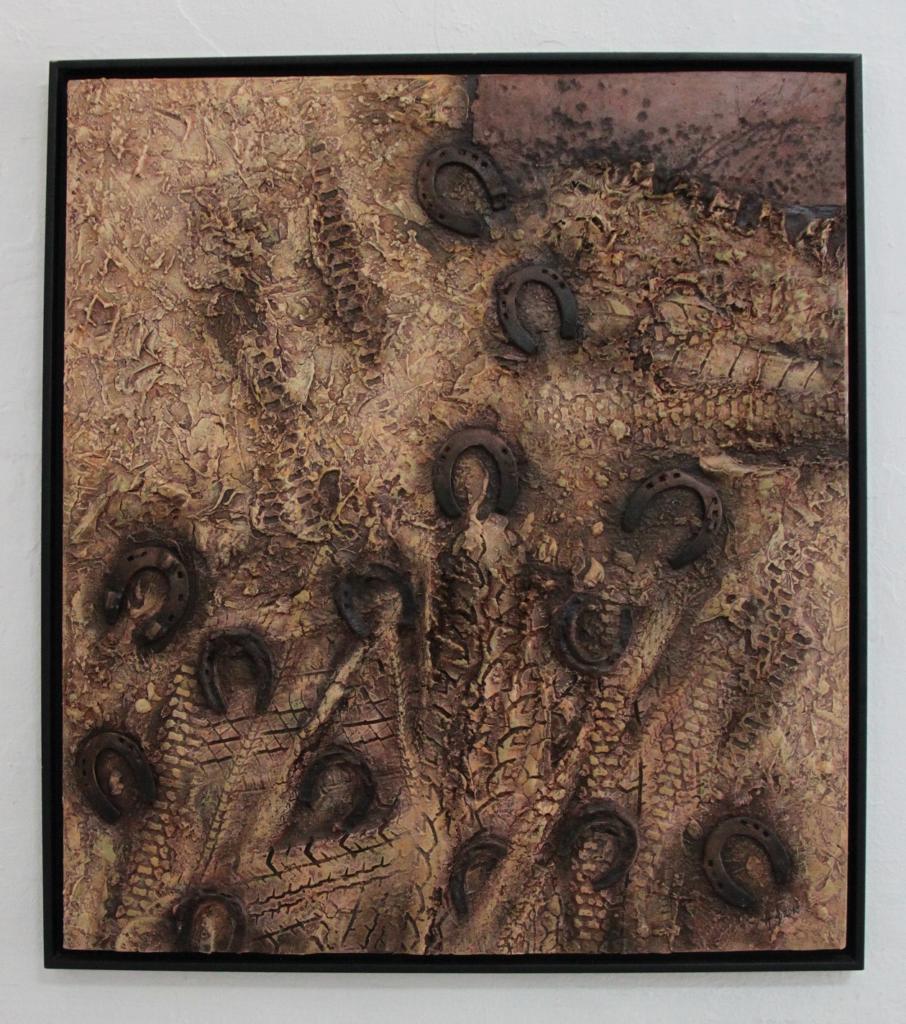 La identidad, entendida como conjunto de rasgos propios de un individuo o de una colectividad, está estrechamente relacionada con el Enfoque de diferentes formas y matices  de la memoria urbana, conformada  a su vez por acontecimientos y experiencias de un tiempo pasado, que  puede ser reinterpretado a través de diversos significados artísticos, entre ellos los iconográficos. Tales presupuestos sustentan, en el orden conceptual, la obra del artífice Juan  Arel Ruiz Contino, quien se integró a  Zona Franca, en el Pabellón I, bóveda 10, con su muestra titulada Made in Cuba. Foto: Alandy Martínez Nasco