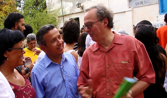 El excelentísimo señor Cesario Melantonio Neto, embajador de Brasil en Cuba (A la derecha en la foto), dialoga con Romildo Gastao responsable de Acercamientos y su principal gestor y promotor durante la apertura de la muestra.