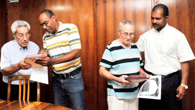 A la derecha Ernesto González Campos, asaltante del cuartel Moncada.