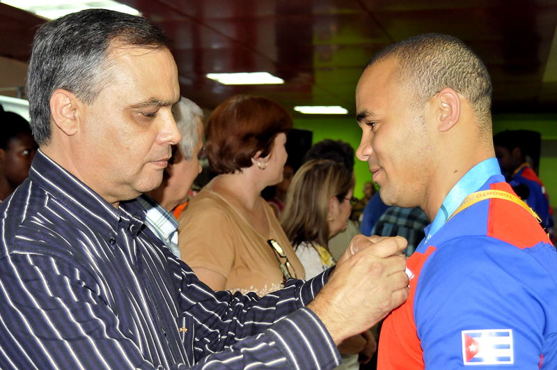 El pesista Yoelmis Hernández recibe la Medalla de la Dignidad de manos del vicepresidente del INDER, Osvaldo Vento. Foto: José Reaúl Rodríguez Robleda