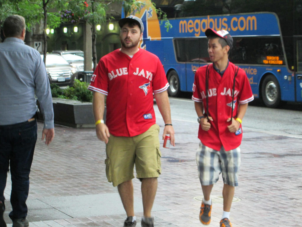 Días de béisbol en Toronto. Los fans desfilan   con el atuendo de los Toronto Blue Jays. Foto: Rudens Tembrás Arcia, enviado especial