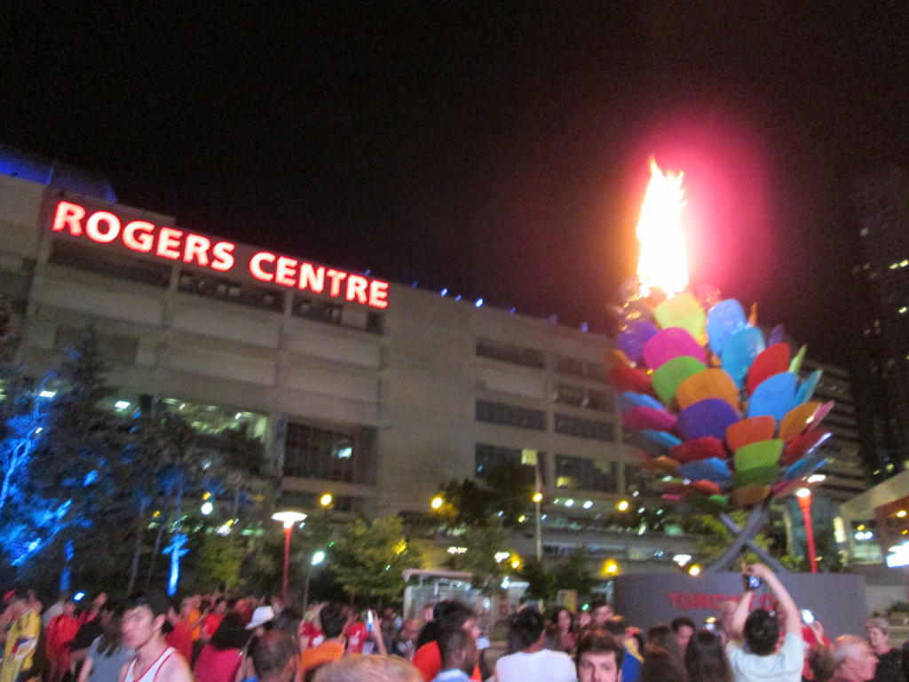 Toda una rareza: la llama panamericana arde fuera del recinto en que fueron inaugurados los Juegos.  Foto: Rudens Tembrás Arcia, enviado especial