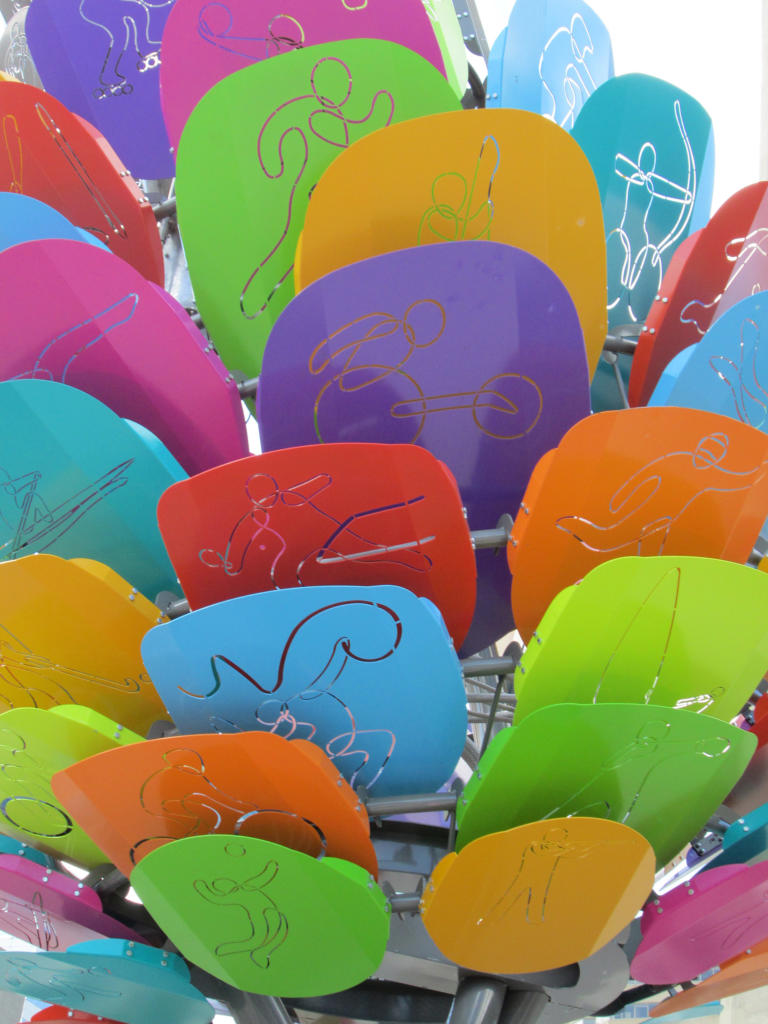 En total son 41 pétalos los que componen la vistosa flor de acero. Nótense los emblemas de los deportes. Foto: Rudens Tembrás Arcia, enviado especial