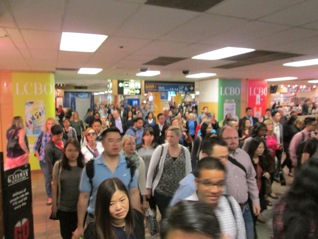 En la hora pico las instalaciones del metro se muestran atestadas de personas, incluidas aquellas que asisten a los juegos, cuyo pasaje es gratuito.