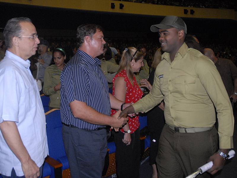 El saludo de los graduados a los Héroes Ramón y Antonio. Foto: Agustín Borrego