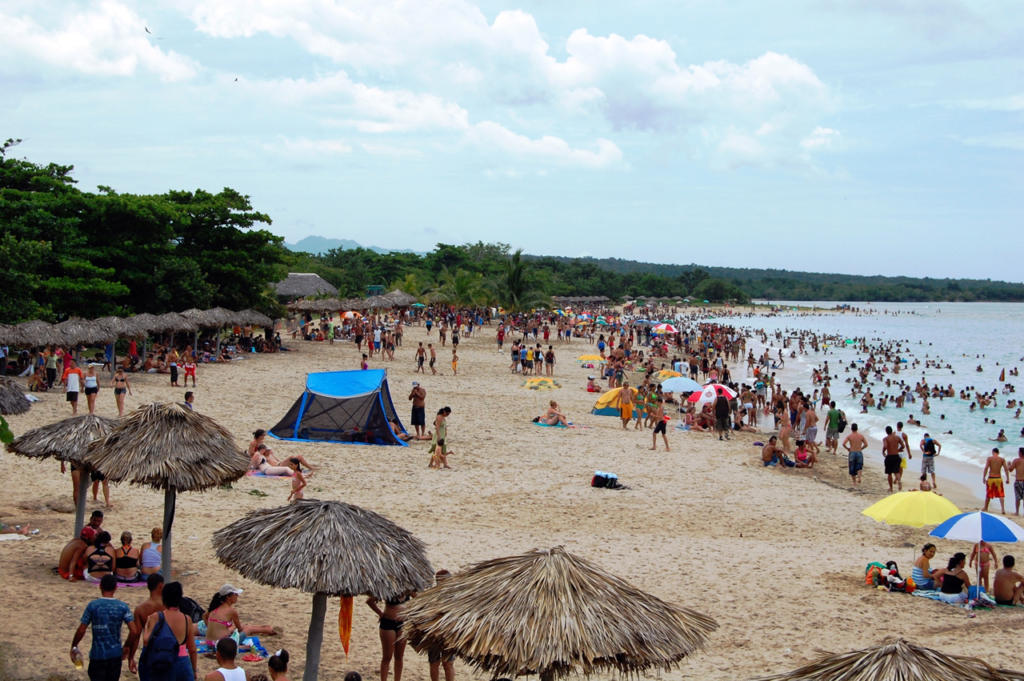 El balneario de Rancho Luna clasifica como uno de los de mejores condiciones y entorno del litoral sur de Cuba.  Foto: Barreras Ferrán.